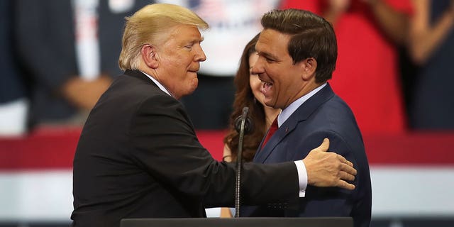 Ron DeSantis con Donald Trump.