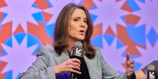 Marianne Williamson habla durante la Conferencia y Festivales SXSW 2022 en el Hilton Austin el 14 de marzo de 2022, en Austin, Texas.