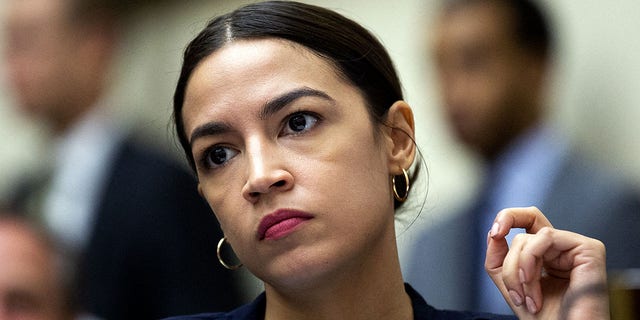 La representante Alexandria Ocasio-Cortez, demócrata por Nueva York, dijo el domingo que no creía que Jesús apoyara los anuncios de la Super Bowl que, según ella, hacen que el fascismo "parezca benigno."