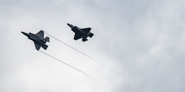 Aviones F-35 en el aire.