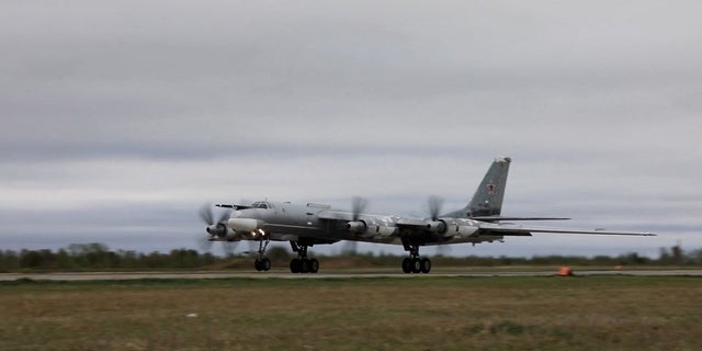 Un bombardero estratégico ruso TU-95 despega durante unos ejercicios aéreos militares ruso-chinos para patrullar la región Asia-Pacífico, en un lugar no identificado, en esta imagen fija tomada de un vídeo publicado el 24 de mayo de 2022.