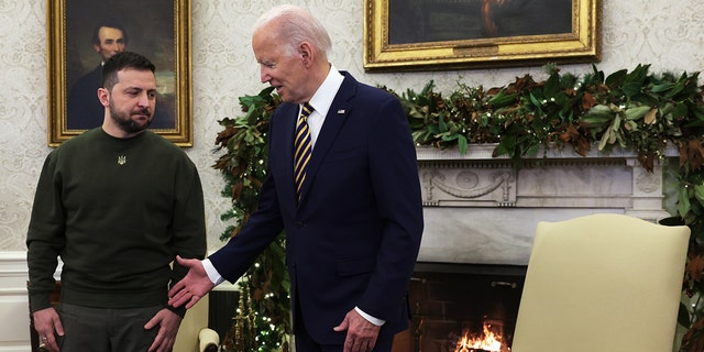 El presidente de Estados Unidos, Joe Biden, se reúne con el presidente de Ucrania, Volodymyr Zelensky, en el Despacho Oval de la Casa Blanca el 21 de diciembre de 2022 en Washington, DC. 