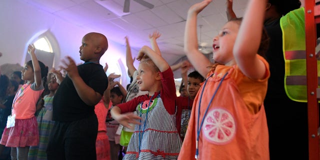 Jóvenes participantes bailan y cantan durante la escuela bíblica de vacaciones del Lighthouse Christian Center en West Reading, Pensilvania, el 12 de julio de 2018.