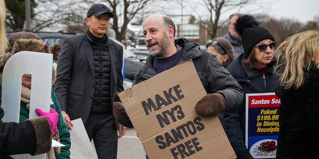 Los invitados asistieron a "Drive Out Santos: Constituent Caravan Across NY-03" el 25 de febrero de 2023, en New Hyde Park, Nueva York.