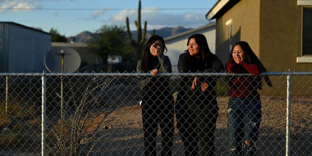 Tres niñas nativas americanas de la tribu india yaqui en Arizona que son menores en acogida protegidas por la Ley de Bienestar del Menor Indio. 
