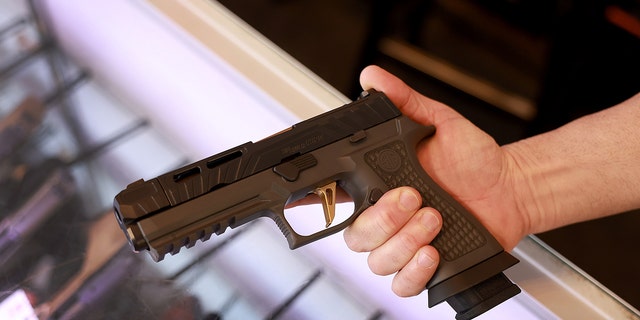 Una pistola Sig Sauer P320 en la tienda WEX Gunworks el 31 de enero de 2023, en Delray Beach, Florida. 