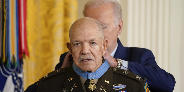 El presidente Joe Biden entrega la Medalla de Honor al coronel retirado del ejército Paris Davis por su heroísmo durante la guerra de Vietnam, el viernes 3 de marzo en la Casa Blanca.