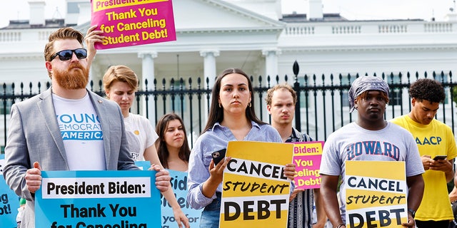 Los prestatarios de préstamos estudiantiles organizan una concentración frente a la Casa Blanca para celebrar que el presidente Biden cancela la deuda estudiantil. La administración Biden ya ha condonado discretamente miles de millones de deuda de préstamos estudiantiles.