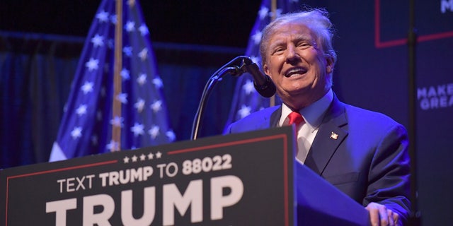 El expresidente Donald Trump habla en un acto de campaña en Davenport, Iowa, el lunes.