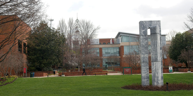 Los estudiantes de la Universidad George Mason iniciaron una petición exigiendo que no se permita a Younkgin hablar o asistir a la ceremonia de graduación el 18 de mayo.