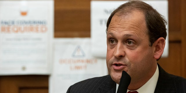 Los congresistas republicanos, comprensiblemente, no están contentos con el veto del presidente, especialmente el arquitecto del proyecto de ley, el representante Andy Barr, de Kentucky.