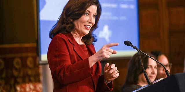 La gobernadora de Nueva York, Kathy Hochul, presenta su presupuesto ejecutivo estatal en la Sala Roja del Capitolio estatal el miércoles 1 de febrero de 2023, en Albany, Nueva York (AP Photo/Hans Pennink)