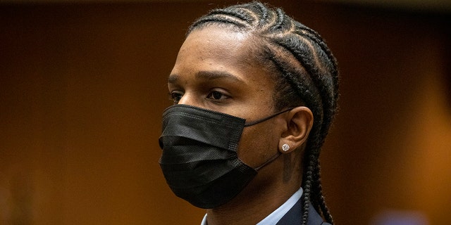 El rapero A$AP Rocky se declara inocente de los cargos de agresión durante su audiencia de lectura de cargos en el Centro de Justicia Penal Clara Shortridge Foltz el 17 de agosto de 2022 en Los Ángeles, California. Joe Tacopina le representó. (Foto de Irfan Khan-Pool/Getty Images)