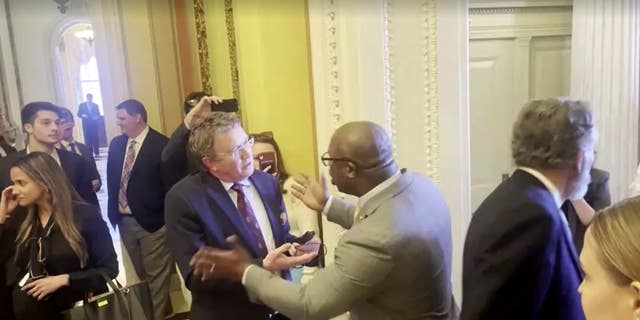 Reps. Thomas Massie, izquierda, y Jamal Bowman se enzarzaron en una pelea a gritos sobre la legislación de control de armas mientras paseaban por los pasillos del Congreso.