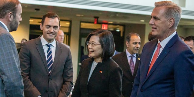 El presidente de la Cámara de Representantes, Kevin McCarthy, a la derecha, presenta la delegación estadounidense a la presidenta de Taiwán, Tsai Ing-wen, en el centro, en la Biblioteca Presidencial Ronald Reagan el miércoles 5 de abril de 2023 en Simi Valley, California.