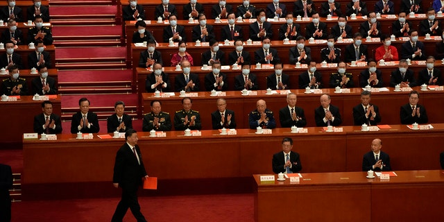 El presidente chino Xi Jinping camina para depositar su voto durante una sesión de la Asamblea Popular Nacional de China para elegir a los líderes del Estado en el Gran Salón del Pueblo en Pekín.