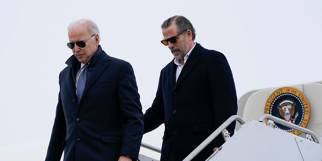 El presidente Biden y su hijo, Hunter Biden, bajan del Air Force One en la base de la Guardia Nacional Aérea de Hancock Field en Syracuse, Nueva York, el 4 de febrero de 2023.