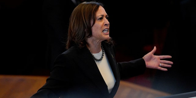 La vicepresidenta Kamala Harris habla durante un discurso en la Capilla Fisk Memorial un día después de que la Cámara de Tennessee votara a favor de expulsar a dos miembros demócratas por su papel en una manifestación por el control de armas en el Capitolio estatal, en Nashville, el 7 de abril de 2023.