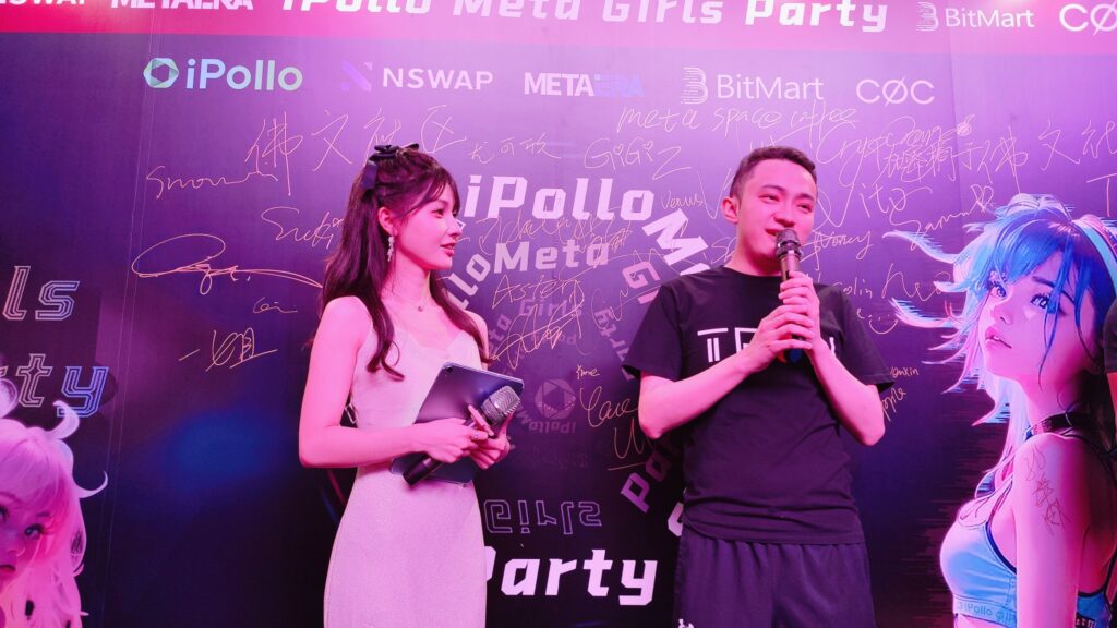 Justin Sun se sonroja mientras comparte escenario con Nina el 11 de abril, ajeno a la inminente amenaza legal que se materializará el día después. 