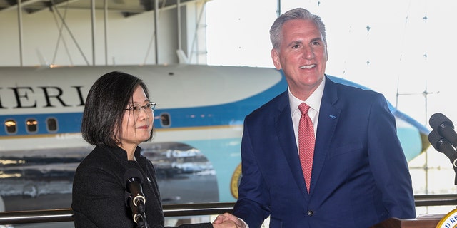 El presidente de la Cámara de Representantes, el republicano Kevin McCarthy, a la derecha, estrecha la mano de la presidenta de Taiwán, Tsai Ing-wen, tras hacer declaraciones a la prensa en la Biblioteca Presidencial Ronald Reagan en Simi Valley, California, el miércoles 5 de abril de 2023.