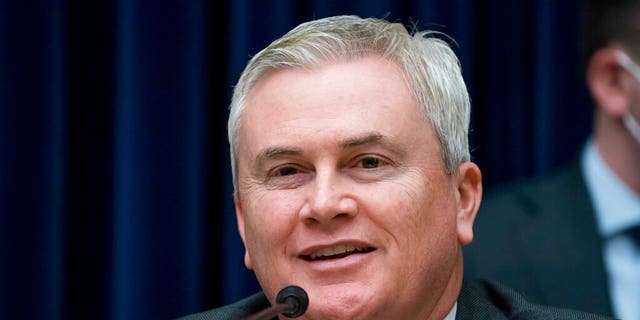 El presidente del Comité de Supervisión y Rendición de Cuentas de la Cámara de Representantes, el republicano James Comer, dirige una reunión organizativa para el 118º Congreso en el Capitolio de Washington, D.C., el 31 de enero de 2023.