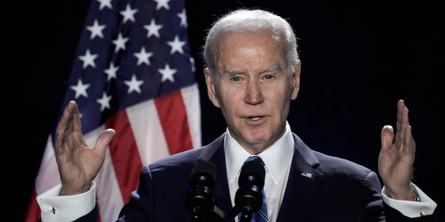 El presidente Biden habla durante la Conferencia Anual de Temas de los Demócratas de la Cámara de Representantes en el Hotel Hyatt Regency de Baltimore el 1 de marzo de 2023.