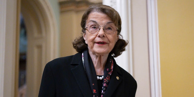 ARCHIVO - La senadora Dianne Feinstein, demócrata por California, llega a la elección del liderazgo del Caucus Demócrata del Senado en el Capitolio en Washington, el jueves 8 de diciembre de 2022. 