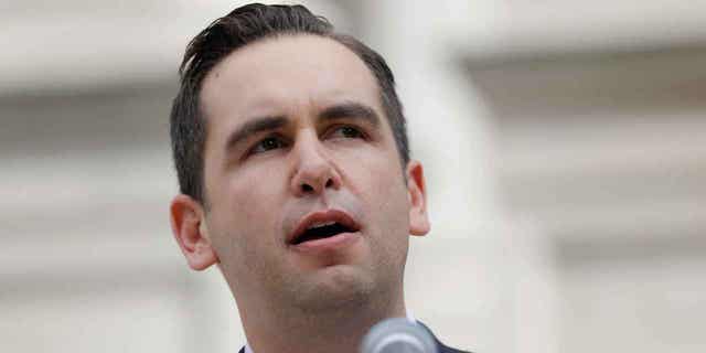 El alcalde de Jersey City, Steve Fulop, habla durante una rueda de prensa el 28 de septiembre de 2016, en Jersey City, Nueva Jersey. Fulop anunció el 11 de abril de 2023 que se postula para ser el próximo gobernador de Nueva Jersey.