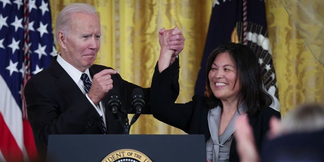 El presidente Biden estrecha la mano de Julie Su, su candidata para ser la próxima secretaria de Trabajo, durante un acto en la Casa Blanca el 1 de marzo de 2023.