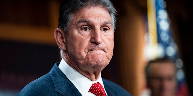 Joe Manchin con traje y corbata