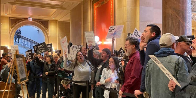 Manifestantes corean en apoyo y oposición a un proyecto de ley de Minnesota sobre 