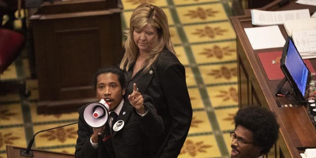 El representante estatal de Tennessee Justin Jones pide a sus colegas que aprueben una ley de control de armas en el Capitolio del Estado, el 30 de marzo de 2023, en Nashville.