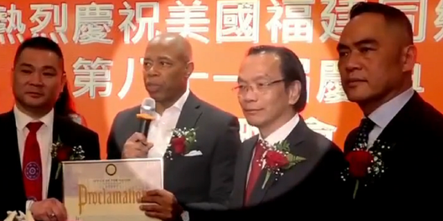 Lu Jianwang, sospechoso de la comisaría china de NYC visto junto al alcalde Eric Adams