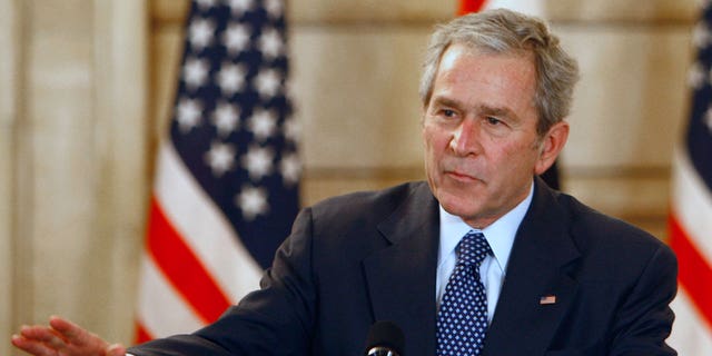 Al presidente George W. Bush le lanzan zapatos