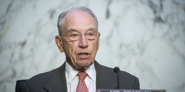 El senador Chuck Grassley habla por el micrófono durante la audiencia