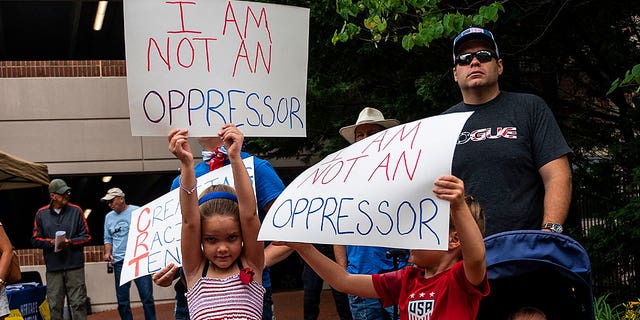 Protesta por la teoría crítica de la raza