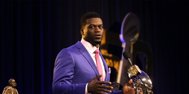 Ben Watson recogiendo el premio en 2015