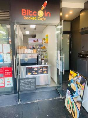 Sólo para llevar. El Bitcoin Rocket Cafe es minúsculo y está situado entre una oficina de correos y un banco.