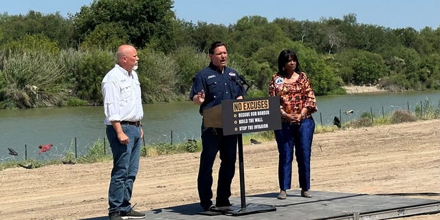 Ron DeSantis a lo largo de la frontera entre Estados Unidos y México en Eagle Pass, Texas.