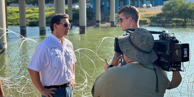 Ron DeSantis en la frontera entre EE.UU. y México