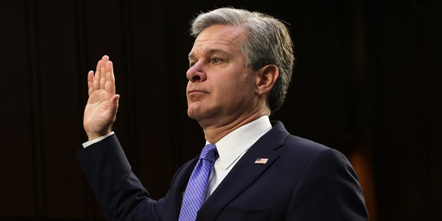 Christopher Wray prestando juramento ante el comité