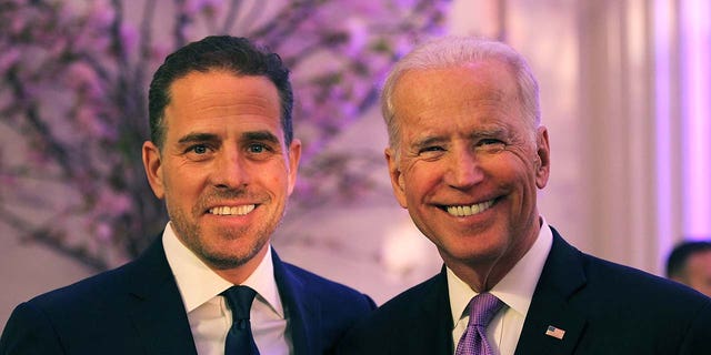 El Presidente Biden sonríe con Hunter Biden