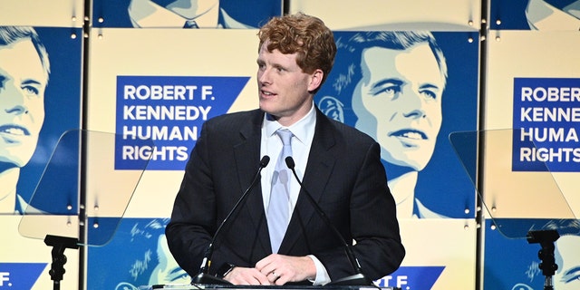 Joe Kennedy III habla en el escenario