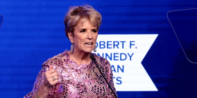 Kerry Kennedy habla durante la 2021 RFK Ripple Of Hope Gala en el New York Hilton Midtown el 09 de diciembre de 2021 en la ciudad de Nueva York.