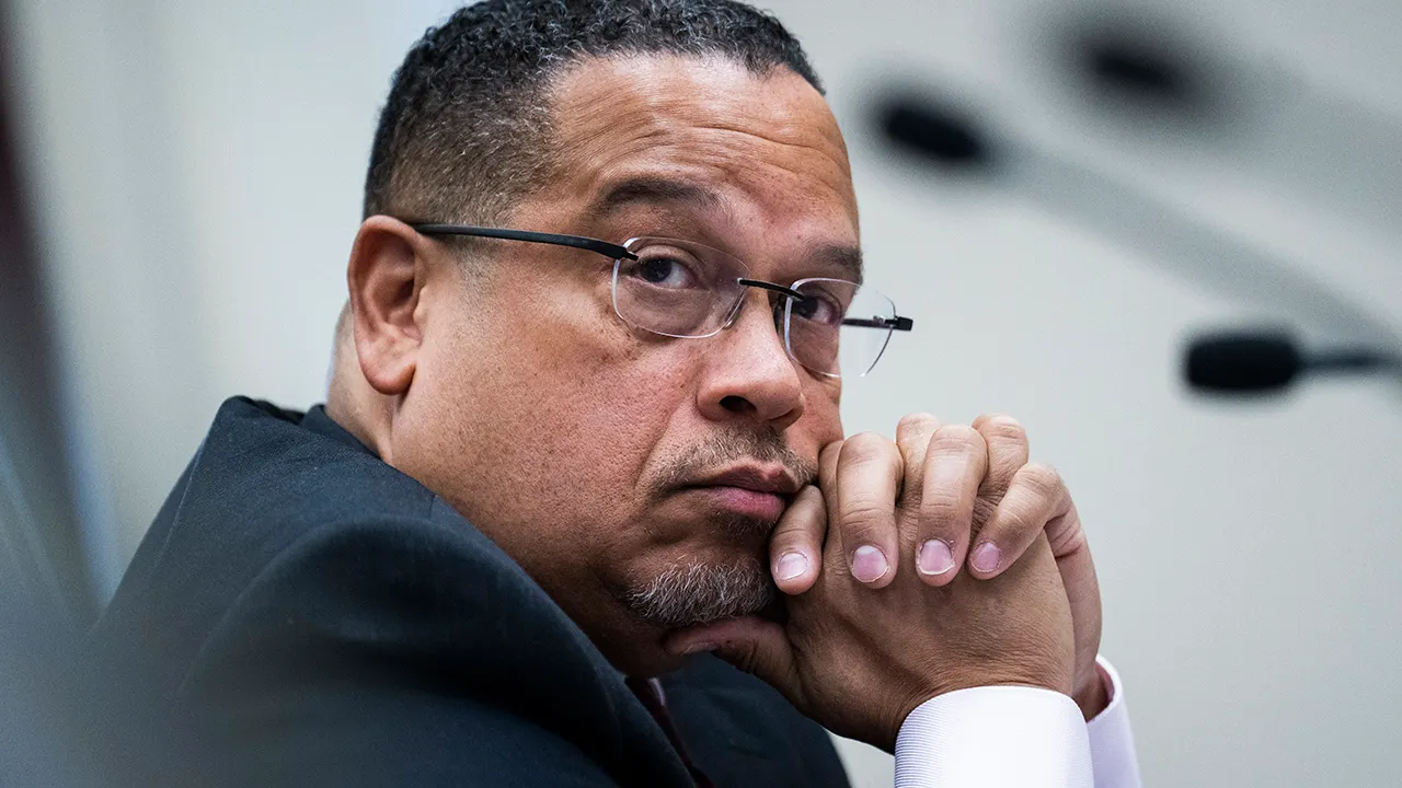 Keith Ellison se sienta en la audiencia del comité